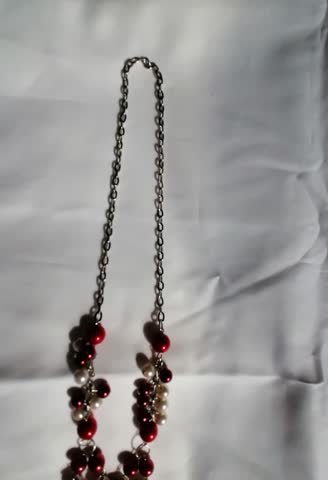 Wunderschöne Kette mit roten Kugeln