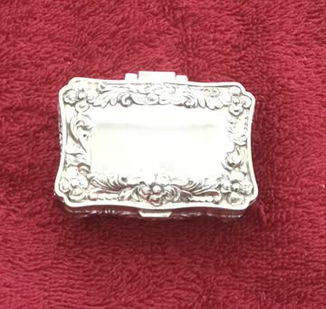 Silbernes Schatüllchen 6 x 4 x 1,7 cm, 86 g, florales Muster