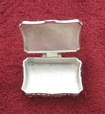 Silbernes Schatüllchen 6 x 4 x 1,7 cm, 86 g, florales Muster