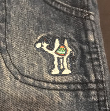 Latzhose mit Kamel-Stickerei