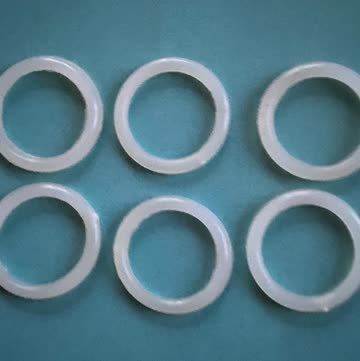 Vorhangringe aus Plastik.