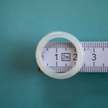 Vorhangringe aus Plastik.