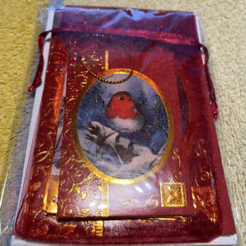 Säcken mit Geschenkkärtchen und Kärtchen