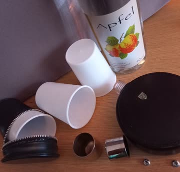 Flachmann mit Becher