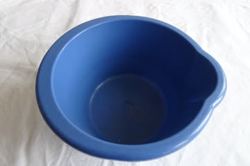 blaues Becken mit Auslauf