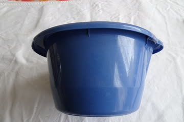 blaues Becken mit Auslauf