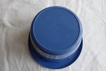 blaues Becken mit Auslauf