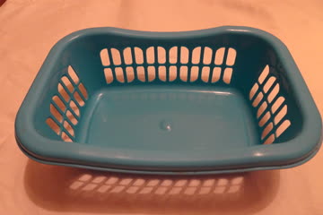 kleines Körbchen aus Plastik hellblau