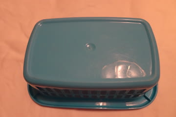 kleines Körbchen aus Plastik hellblau