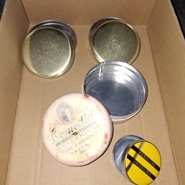 Diverse alte  Dosen und Behälter Theaterschminke