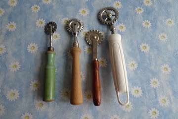 Set mit 4 kleinen verschiedenen Teigrädern