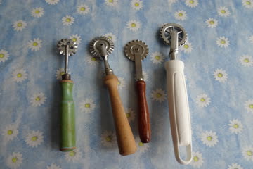 Set mit 4 kleinen verschiedenen Teigrädern