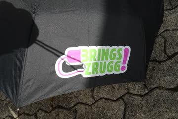 schwarzer "Knirps" Schirm brings zrugg mit Automatik