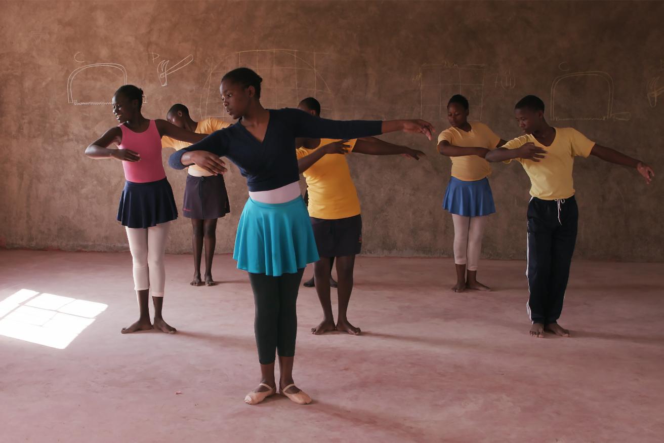 299 KENYA, DANCING INTO TOMORROW