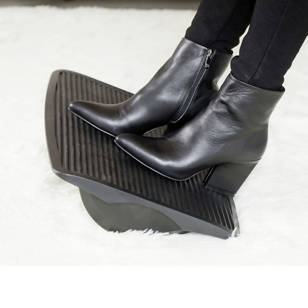ErgoRocker-Footrest-User.jpg