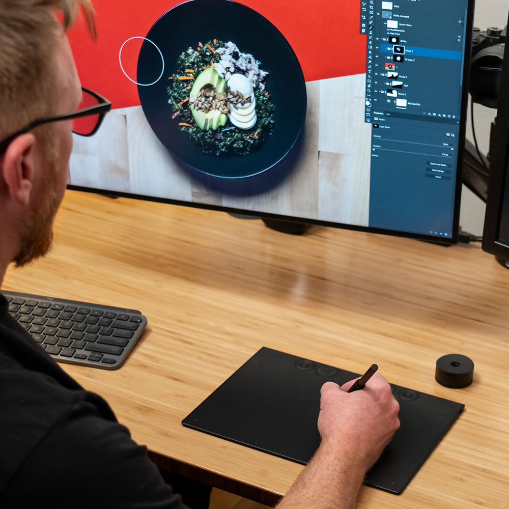 Wacom-Intuos-Pro-Pen-Tablet-Medium-Lifestyle.jpg