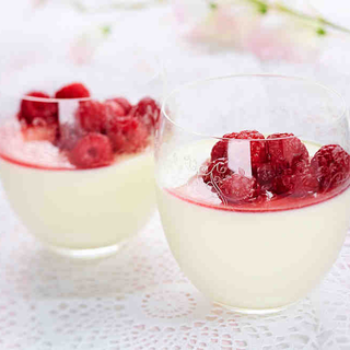 Panna cotta vaarikakompotiga