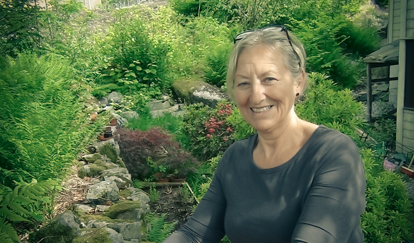 Lillian driver både med strikking og nålebinding, og spinner og plantefarger sitt eget garn. På Landås.