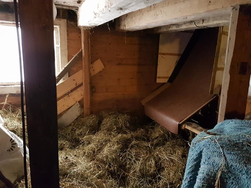 Her kunne de rutsje rett ned i fjøset.
