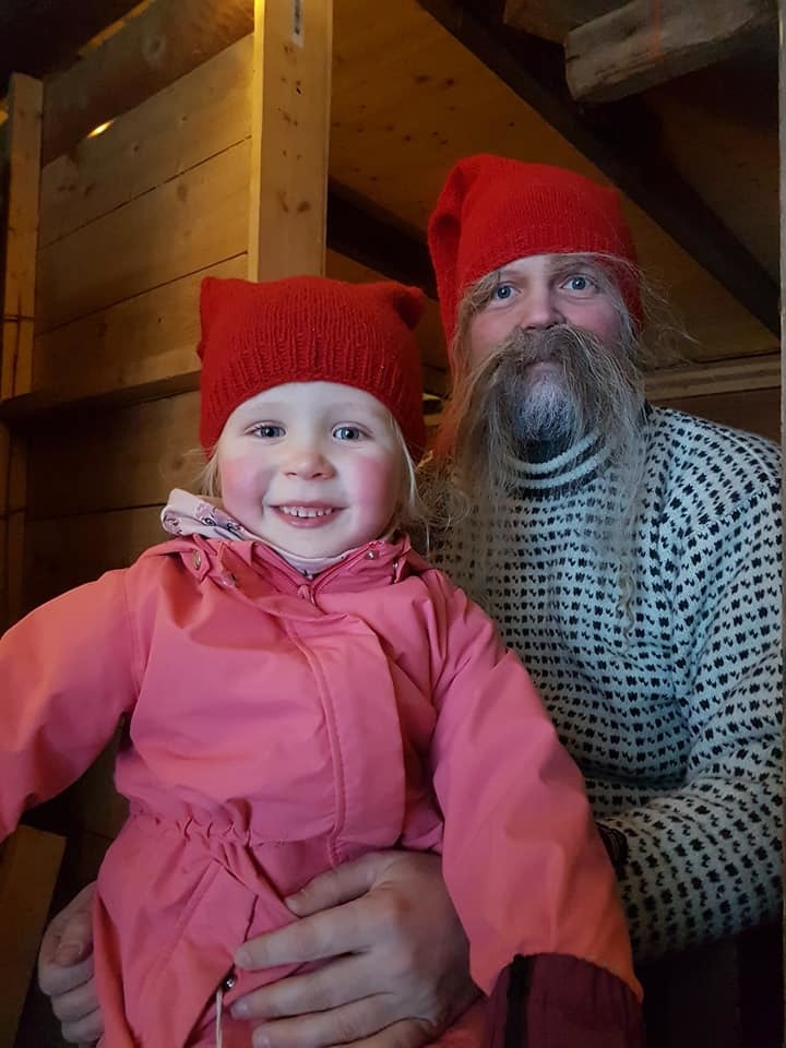 Og så fikk de hilse på nissen på låven.
