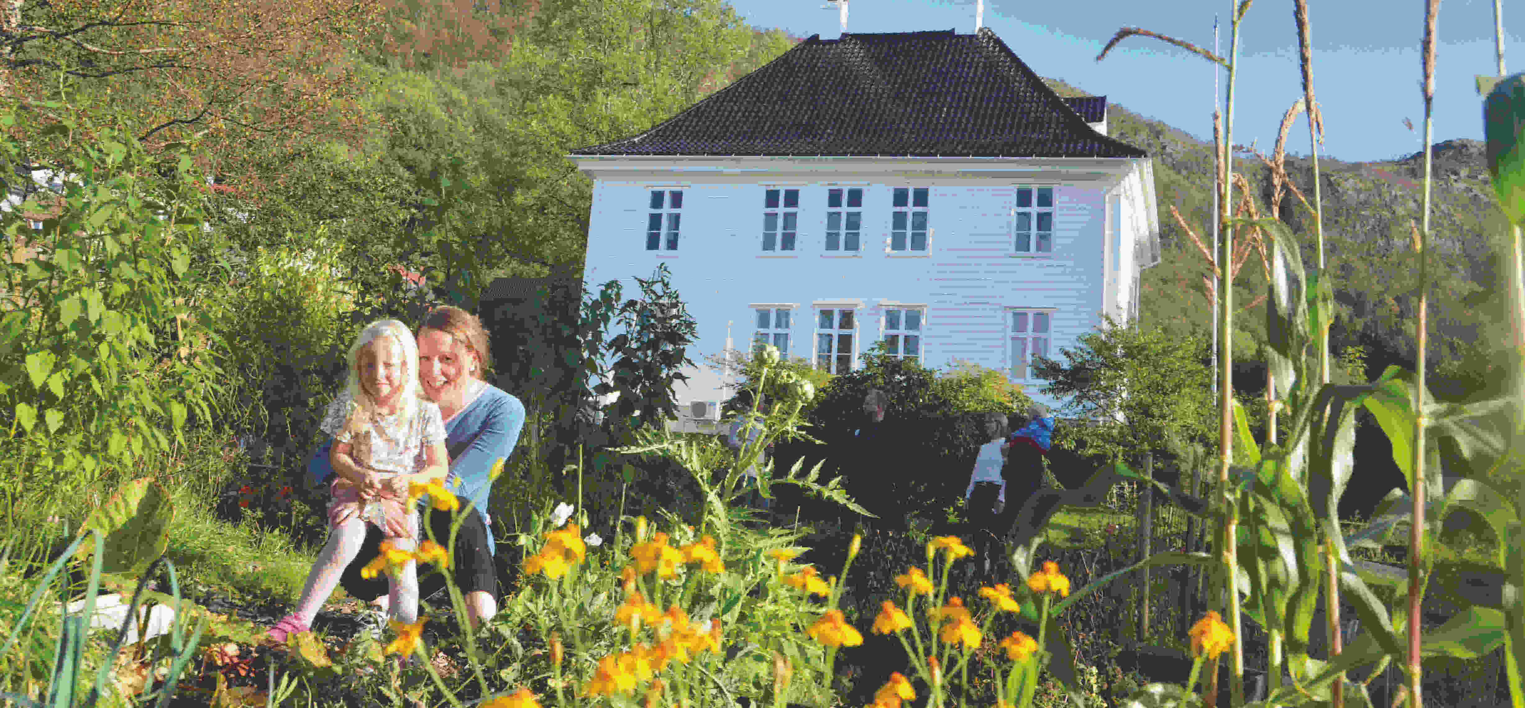 Velkommen til å besøke parsellhagen på nordsiden og hagen på sørsiden. Begge drevet på dugnad. Hagelaget for den delen som ikke er parseller startet opp i april. Flott gjeng. Velkommen med!