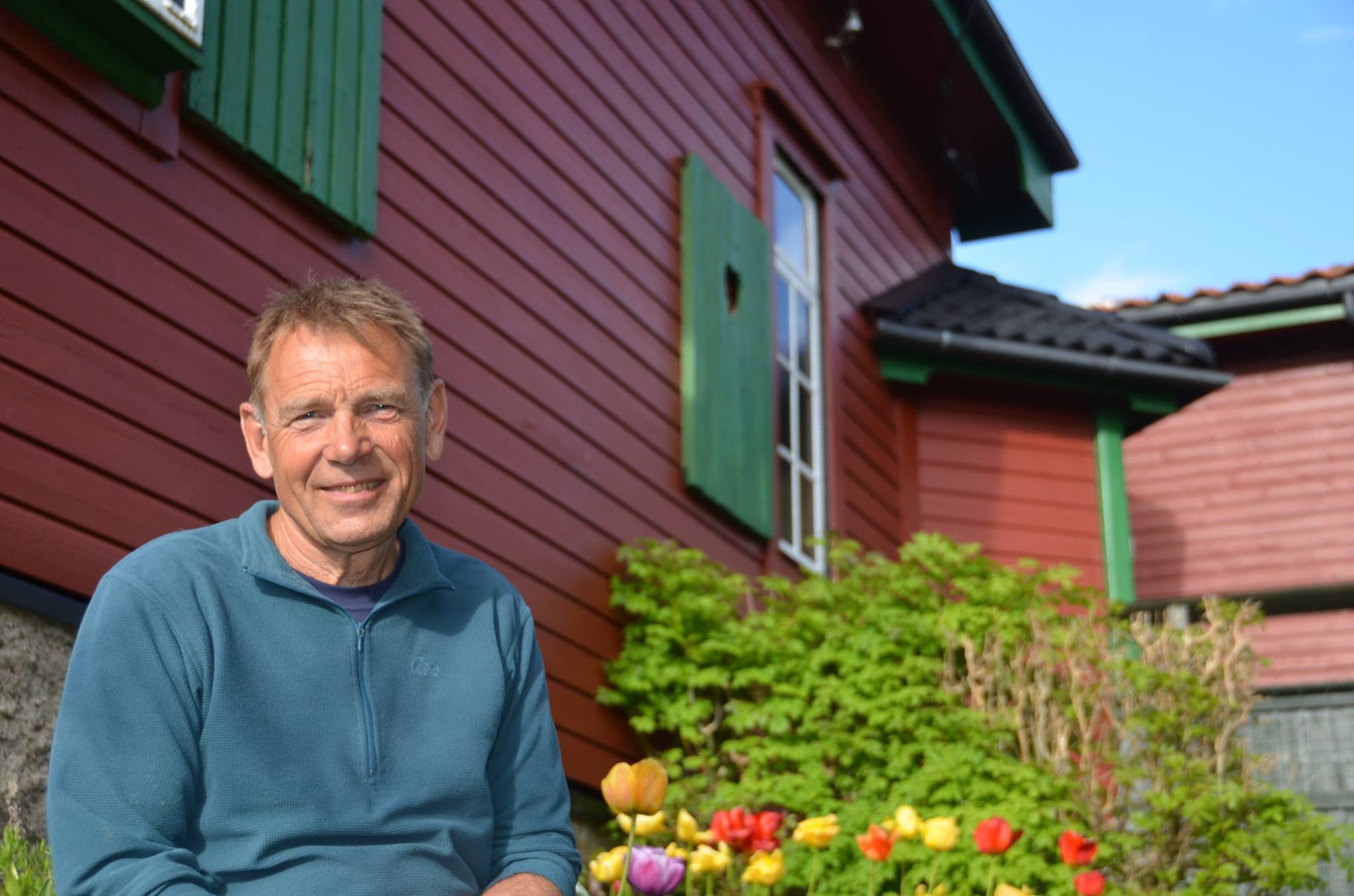 Helge Jensen leder vandringene. Han er lokalhistoriker og var billedredaktør og en av fire forfattere av boken LANDÅS. Fra lystgårder og husmannsplasser til drabantby. Sist har han gitt ut praktboken «Bergen i Edvard Griegs tid» med en unik bergenshistorie mellom 1843 og 1916. Helge bor i huset etter sin onkel Sofus Madsen i Kanonhaugen og er levende opptatt av nærmiljøet.