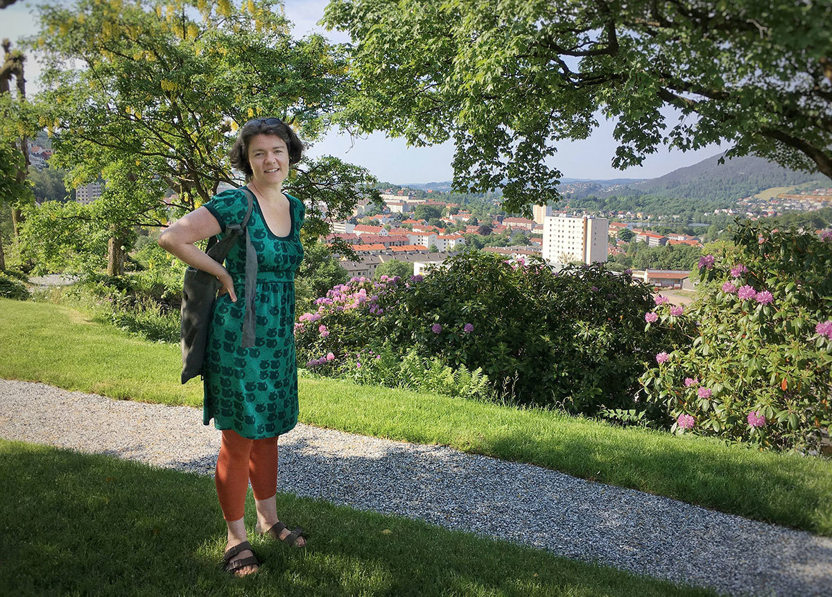 Stina Oseland og byen – Foto: Vibeke Koehler