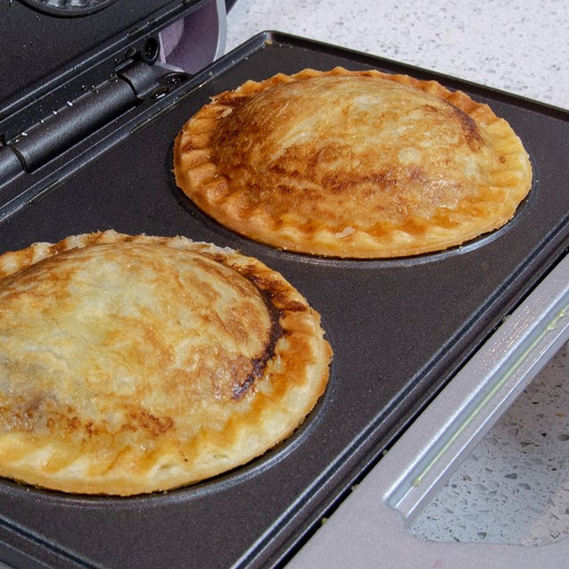Double Pie Maker - 700 watt Double Pie Maker - 700 watt