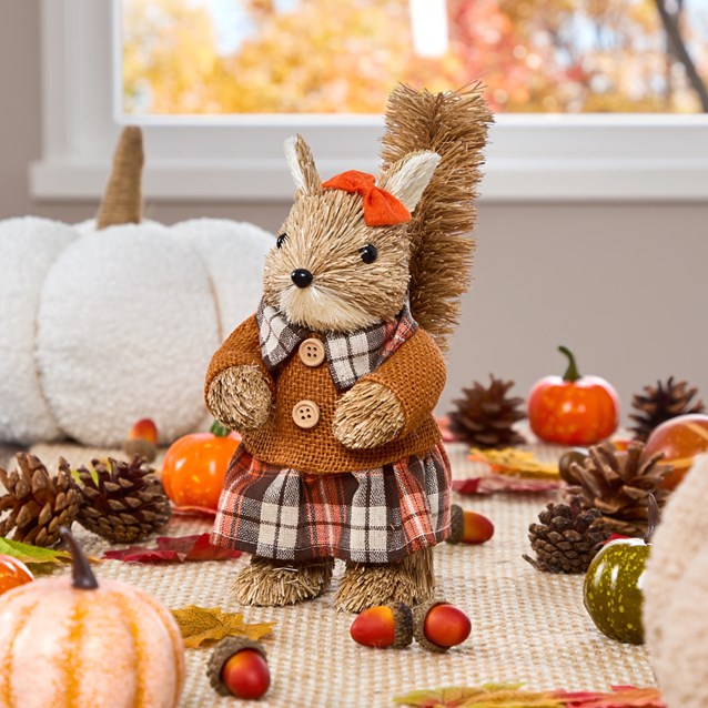 7.5 " Mrs Squirrel Straw Decor 7.5 " Mrs Squirrel Straw Decor