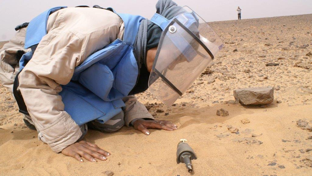 youguiha_mohamed_inspeccionando_una_mina_antipersona