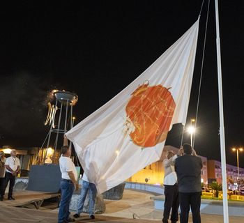La llama y la bandera lustral ya lucen en Adeje