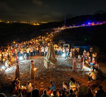 Cientos de antorchas marcaron el camino de la Virgen de la Encarnación