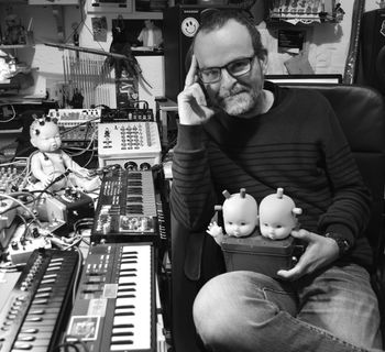 La metamorfosis del sonido y la armonía a través de la destrucción