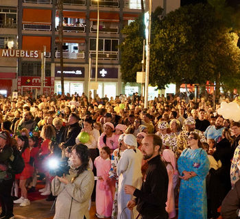 La magia de los Reyes Magos llena de ilusión y alegría las calles de Los Cristianos ante más de 25.000 personas
