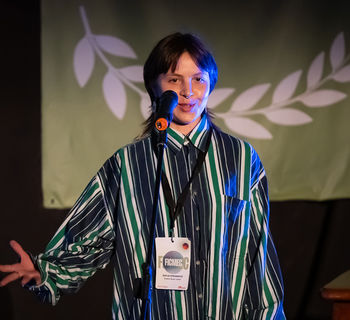 Sofija Stefanović denuncia en FICMEC las formas en que las dinámicas coloniales e imperiales incorporan el deterioro medioambiental a sus relaciones de dominación. 