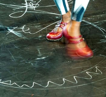 Yinka Esi Graves explora la conexión entre ritmo y cuerpo en un taller intensivo en el museo TEA