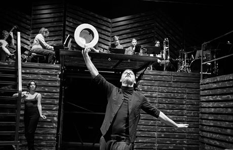 Coque Malla encabeza el reparto en 'La ópera de los tres centavos'