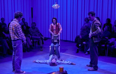 El universo cinematográfico de Fassbinder llega al teatro con 'Sombras, por supuesto'