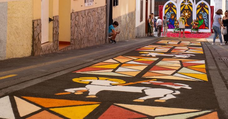 Adeje. Cuatro siglos tiñendo la calle de sal por el Corpus Christi tenerife 2026