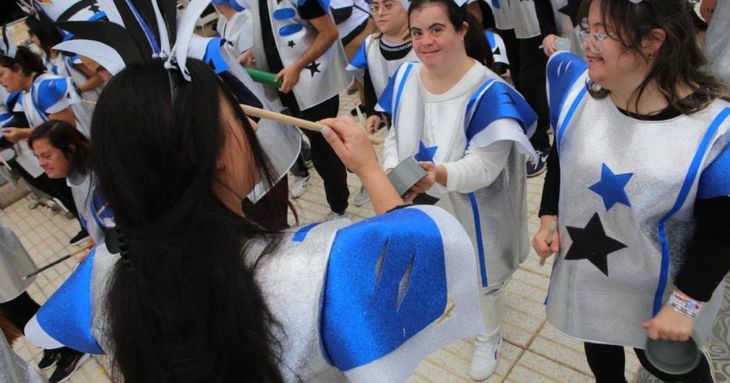 El Carnaval Internacional de Los Cristianos 2026 celebra su pasacalle por la inclusión tenerife marzo