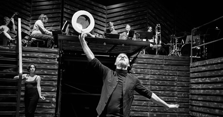 Coque Malla encabeza el reparto en 'La ópera de los tres centavos' santa cruz de Tenerife