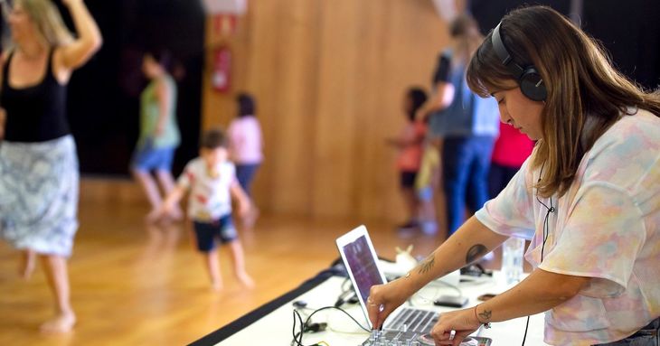 Música urbana y familias a cuerpo de fiestas matinales en Teatro Leal La Laguna tenerife noviembre 2025