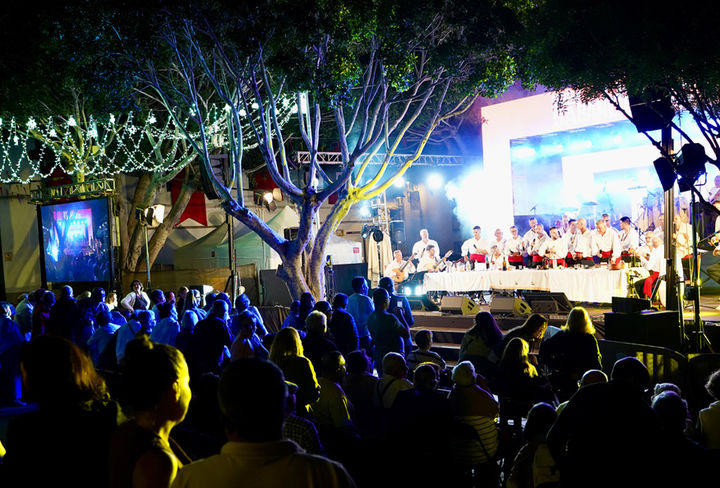 Arona vive un arranque multitudinario y emotivo de sus Fiestas Mayores 2025