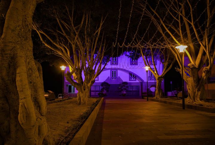 Fachada violeta ayuntamiento granadilla de abona 25N 2024 tenerife