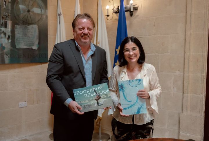Brian Azzopardi y Carolina Darias
