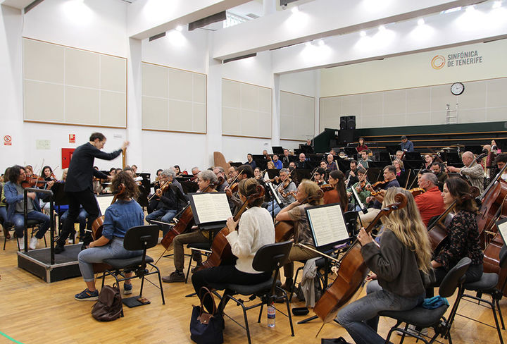 Ensayo-Sinfonica-de-Tenerife y Pablo-González