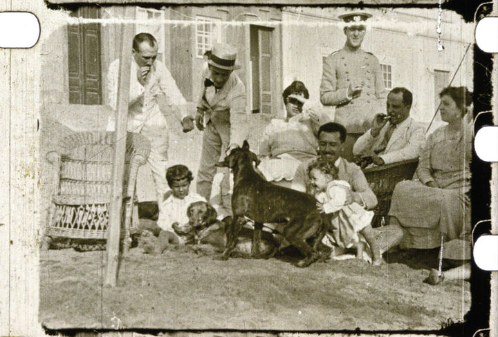 fotograma de la Familia Navarro Nieto en la playa de Las Canteras’