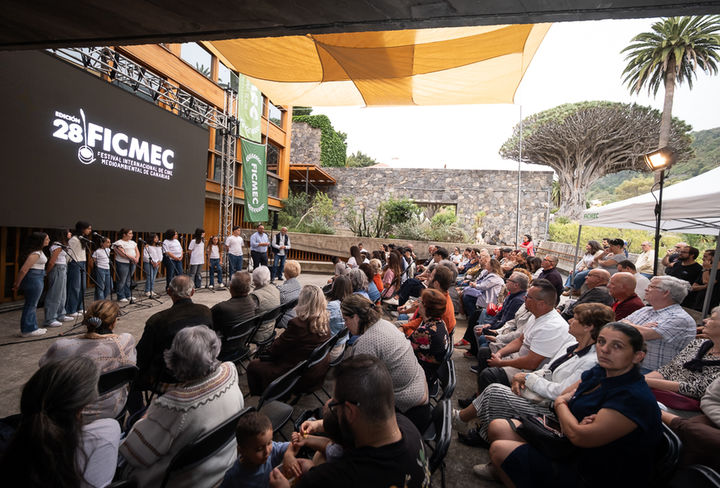publico_ficmec_icod._jueves_4._luz_sosa