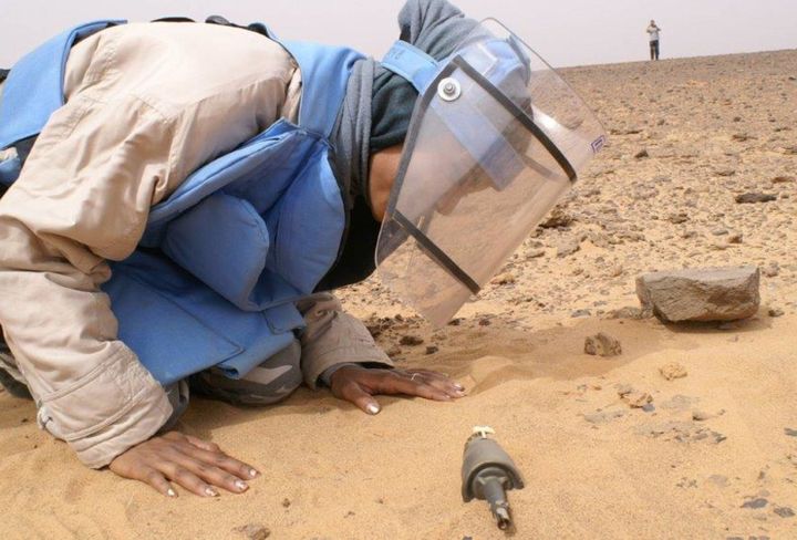 youguiha_mohamed_inspeccionando_una_mina_antipersona