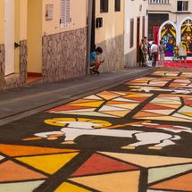 Adeje. Cuatro siglos tiñendo la calle de sal por el Corpus Christi tenerife 2026